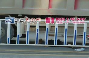又是斑马线！柳江二中门前突发车祸，阿婆被卡车撞倒卷入车底身亡