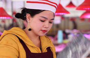 卖猪肉就要穿得邋遢？柳州“猪肉西施”神似Ella，还有一段甜蜜故事