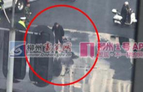 1号爆料|一辆电动车在连塘路口发生自燃（附视频）