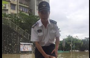 为抢险他掉入水井被洪水没过身体 幸亏这个动作救了他一命！
