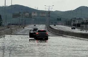 1号爆料|多辆车在水中打滑！强容路立交桥一路段今早积水严重