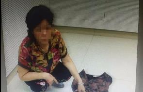 北雀路一爱美大妈竟如此扮靓自己，店小妹都报警了！