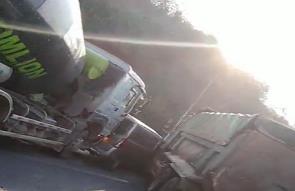 1号爆料|三车相撞，面包车被夹两辆大货车中间，事发太阳村附近