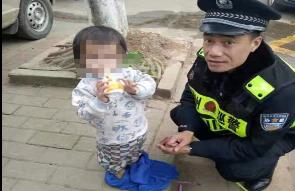 ​1号暖新闻|两岁女孩光着脚丫站在马路边，遇好心市民帮助