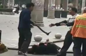 恶劣！广西一男子持棍当街殴打抱着女儿的妻子，警方通报最新情况