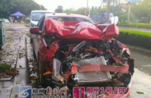 柳工大道一辆小轿车追尾小货车，轿车车头面目全非
