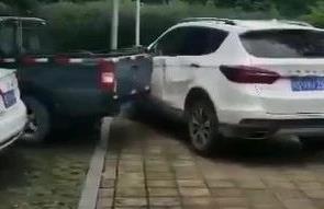 鲁莽的皮卡后续来啦！皮卡司机曾联系SUV车主，目前双方正协商赔偿