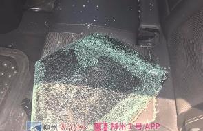 吉祥苑附近空地上多辆汽车车窗被砸 行车记录仪被盗