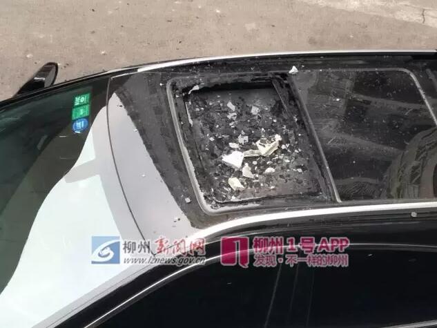 天啊！跃进路突降不明物体，一豪车“中枪”了！