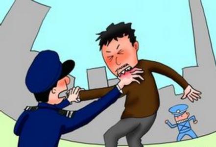 勒、咬、打！桂中大道小贩对城管“下手”逃跑 竟到城管门口“候稳”！