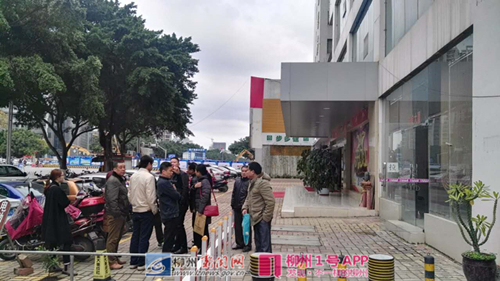 柳州这房开有猫腻？业主围堵连警察都来了