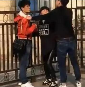柳州仔当街被打，却在女友家发现施暴者，场面好混乱……