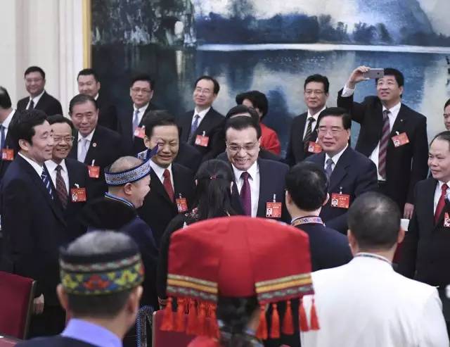 【组图】李克强来到广西团 与代表共同审议报告