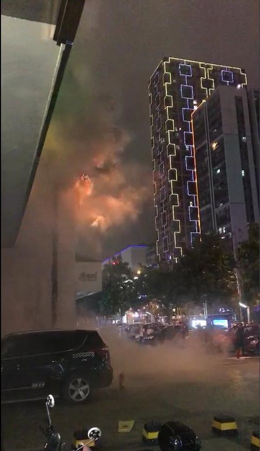 突发！阳光100一店面发生火灾，火情已经得到控制