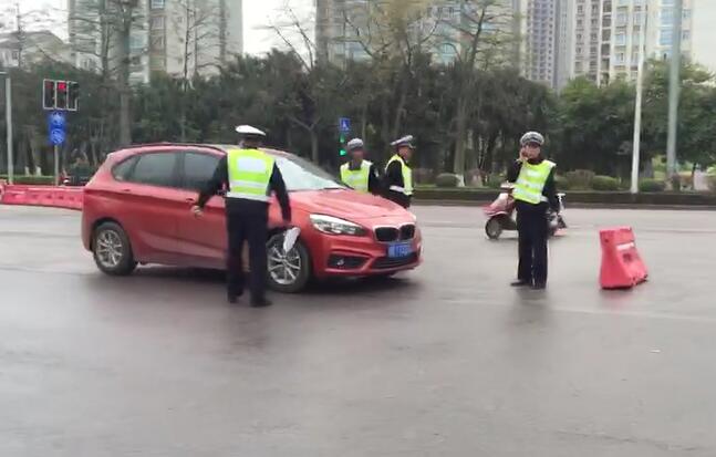 柳州一协警路口执勤，被宝马车撞成重伤