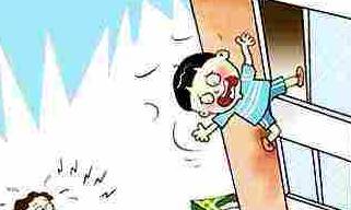 有哭声！柳邕路一女童从5楼坠落，事发时一黑衣男子……