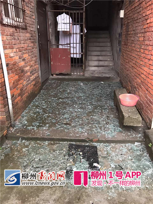 【突发】一居民家中发生煤气爆燃，现场有人受伤，楼下汽车车窗被砸坏