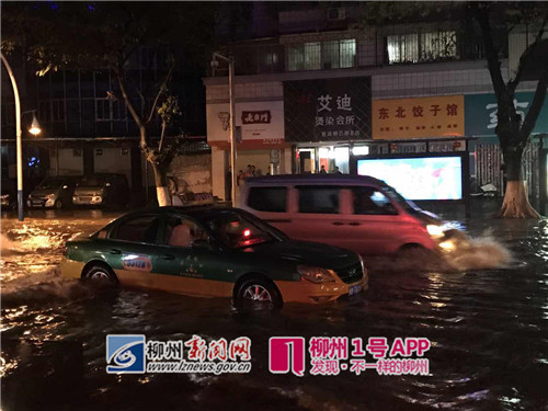 大雨积水致柳石路两车熄火　消防前往救援（组图）