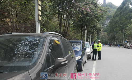 水南路协警贴违停通知单 执法车未熄火交警也不在车上？