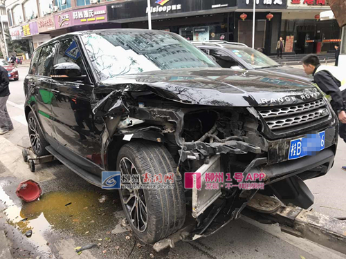 撞环卫三轮车后逃逸 路虎车主交警喊你快去自首！