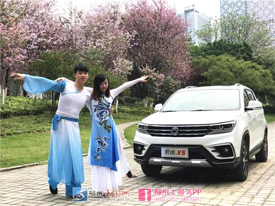 春风十里不如...开东风柳汽去拍紫荆花吧，花美人美车更美！