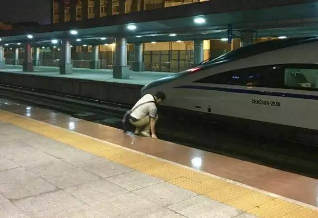柳州火车站内，一男子横穿铁轨，那时动车正飞奔而来……
