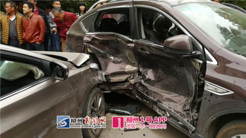 老司机错把油门当刹车，路旁多辆电动车散架