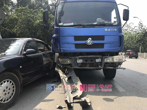 【突发】汽车违章变道遇上超载货车 结果被撞凹了！
