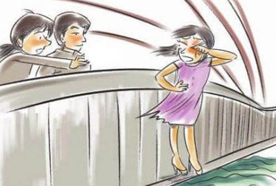 女子吸毒后在红光桥上多次翻越栏杆 嫌水太深不敢跳