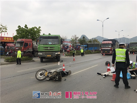 南环二手车行附近路段发生车祸 摩托车手当场死亡