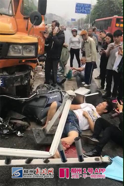 揪心，一泥头车失控连撞电动车、三轮车！男车手腿部受重伤