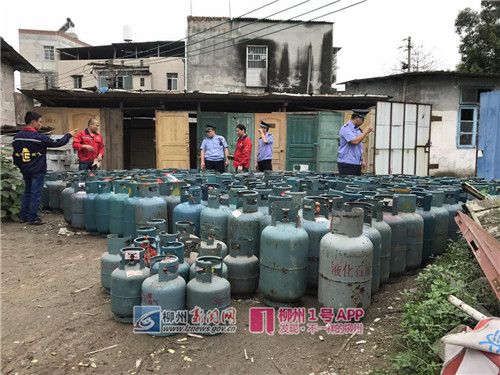 264罐“黑燃气”藏身磨滩路渡口村！城管：端了！
