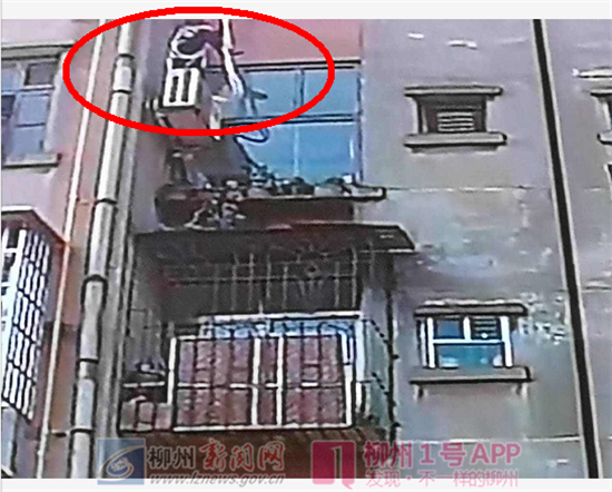 永前路六区惊险一幕 63岁阿姨从楼顶“吊绳”回家