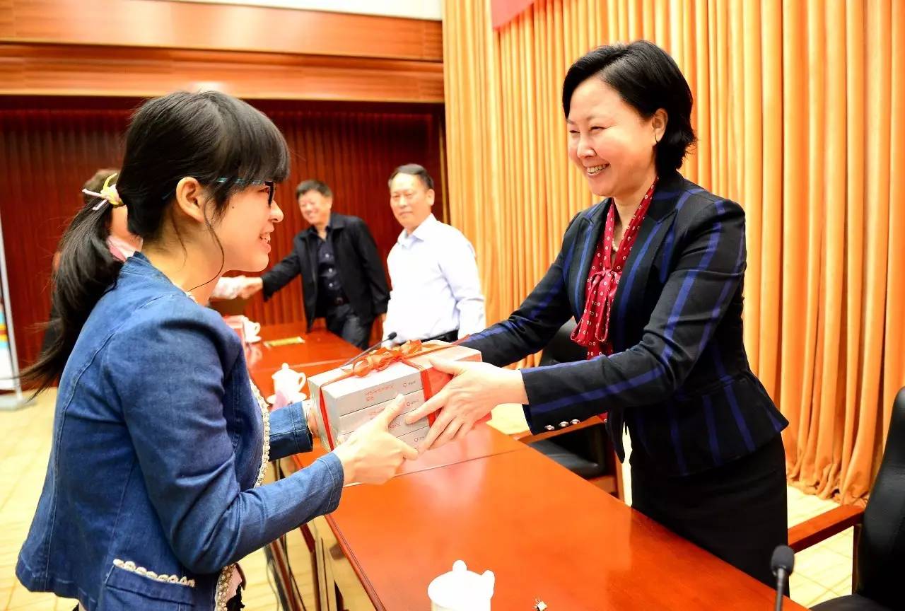 【读书日】1000多本书籍在柳州各机关党员间“漂流”，算幸福撩~