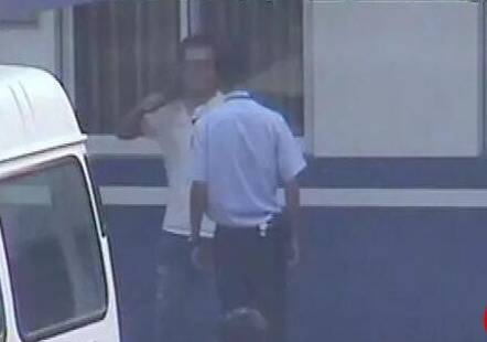 【苦恼】女友怀孕了却不答应结婚，男子拿着刀冲进柳东派出所...