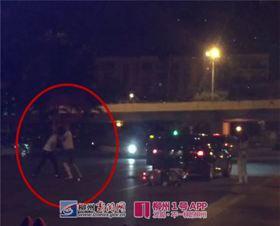 “电动车车主当街被暴打”视频疯传朋友圈 警方已介入调查