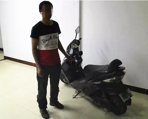 这个男子居然抱着儿子偷电动车 你让孩子怎么想？