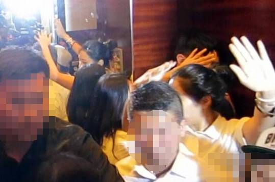 驷马况！十几个小姑娘被几名男子拦在宾馆里面
