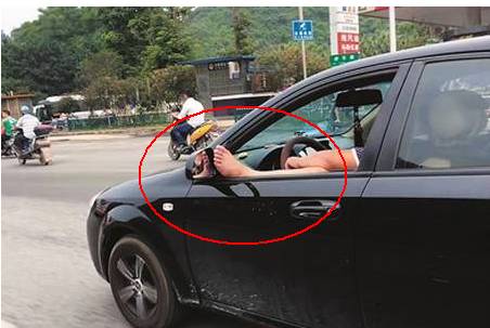 天啊！男子在三柳高速公路上睡觉！这样的“特困户”太危险！