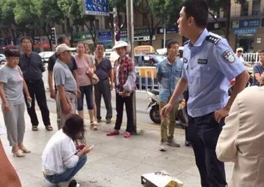 老公要离婚！柳州一女子跟进男厕所，做出过激行为