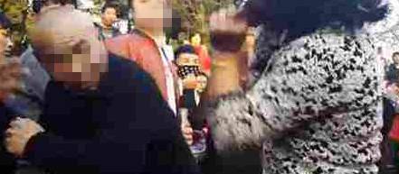 岩村路四名大妈与一大叔纠缠不清，只因他儿子做了这件事…