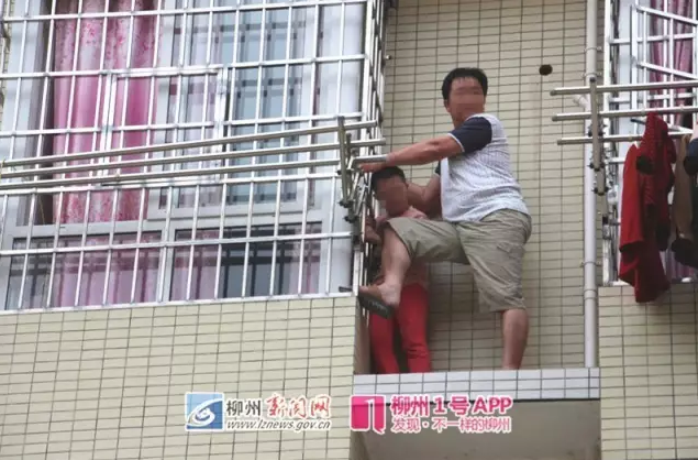 7岁女孩与保安大叔被困在4楼窗台，咋回事？