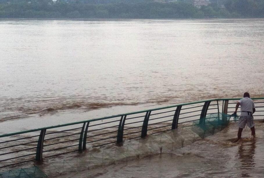 暴雨袭击我市71个乡镇（地区），市区泵站开机抽排洪水