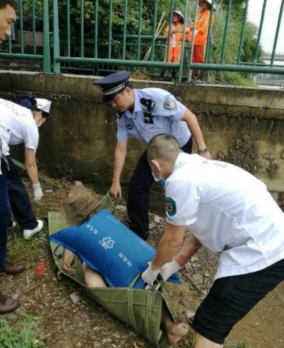 事发西堤路河堤边，柳州59岁妇女疑因为情寻死，跳河轻生！