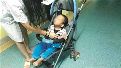 求扩散！2岁男童疑似被人遗弃在红光路，至今未找到家人·····