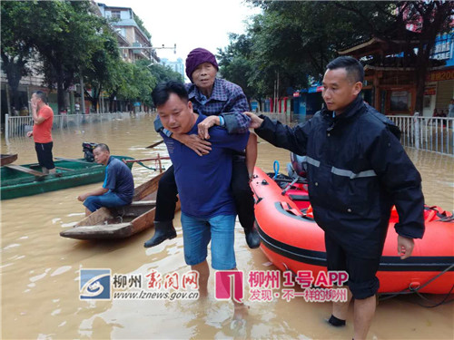 点赞！就算大雨让这座城市颠倒，我们会给你怀抱