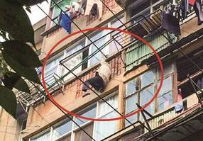 神奇！跃进路一女子从21楼坠落竟安然无恙！
