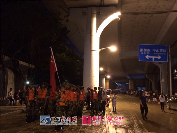【1号直播】天亮了，这群柳州人一夜未眠，清淤辛苦了！