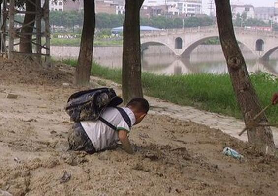 城站路菜园屯一男孩为捡空瓶陷淤泥，“摩的”师傅的绳子救了他...