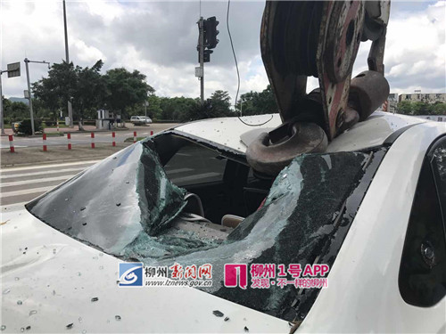 阳和大道一吊车追尾，起重钩怼坏轿车“后脑勺”